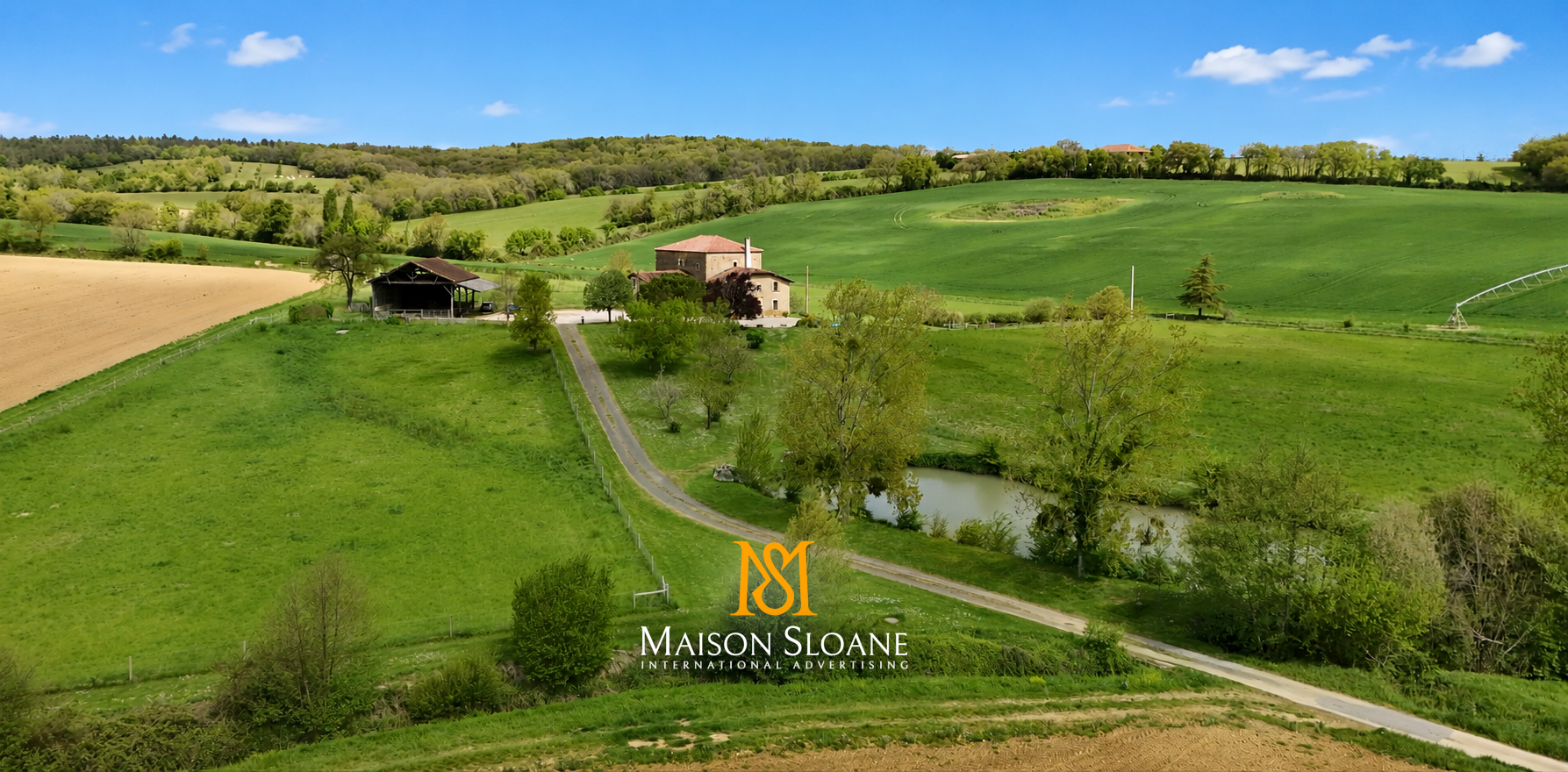Propriété équestre avec gîte, paddocks clôturés et deux gran