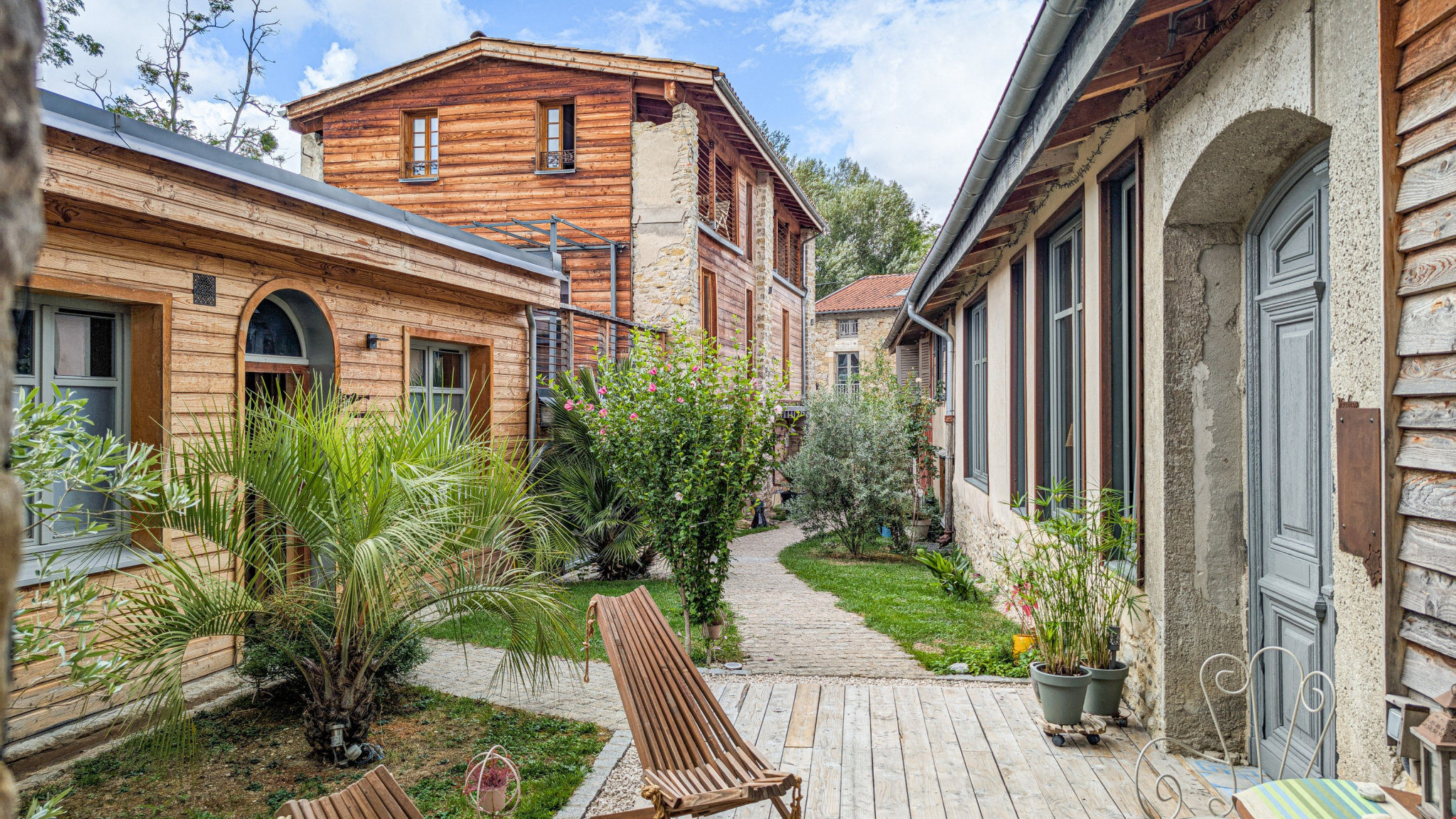 Gîte générant 118 000 EUR de chiffre d'affaires.