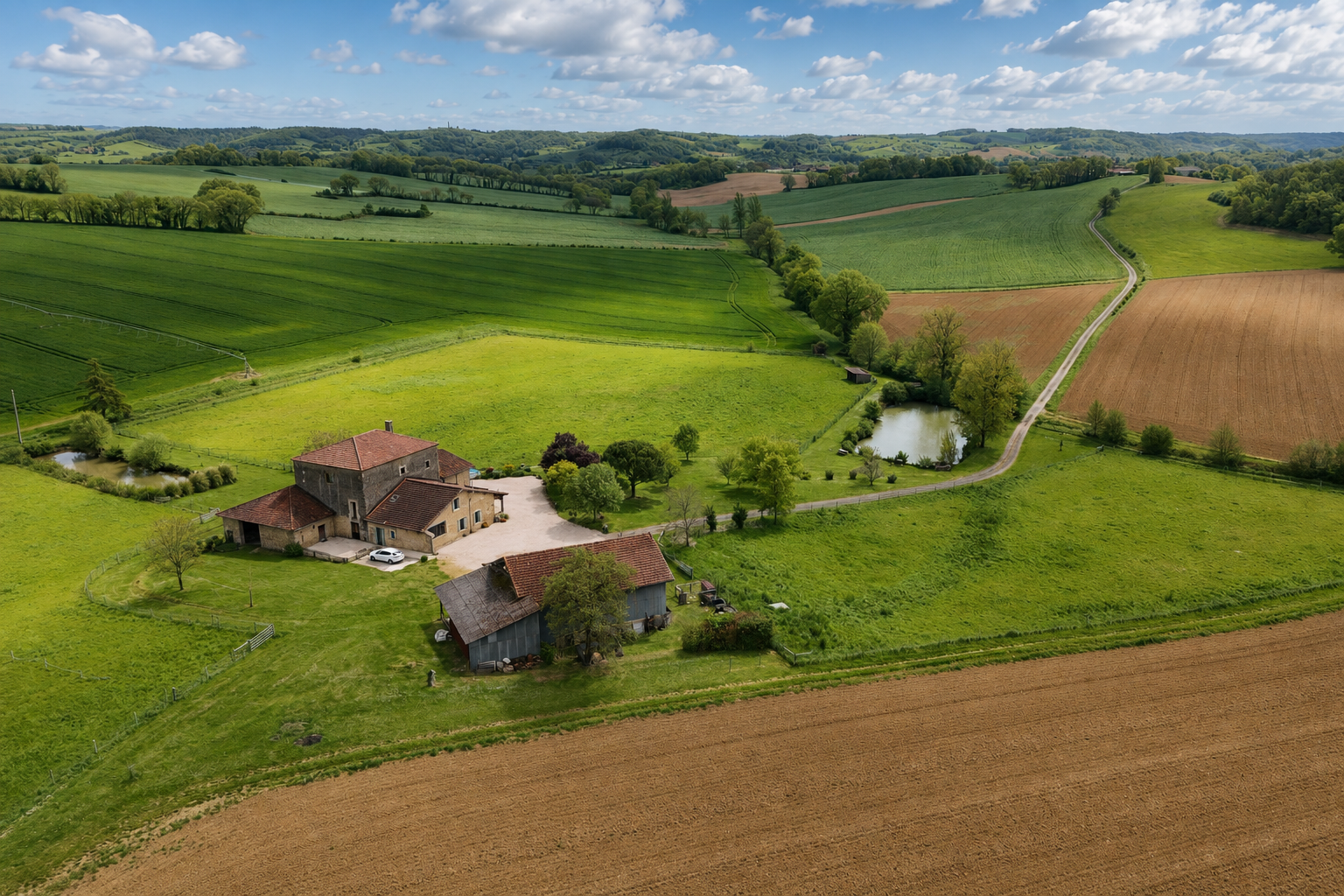 Propriété équestre avec gîte, paddocks clôturés et deux gran
