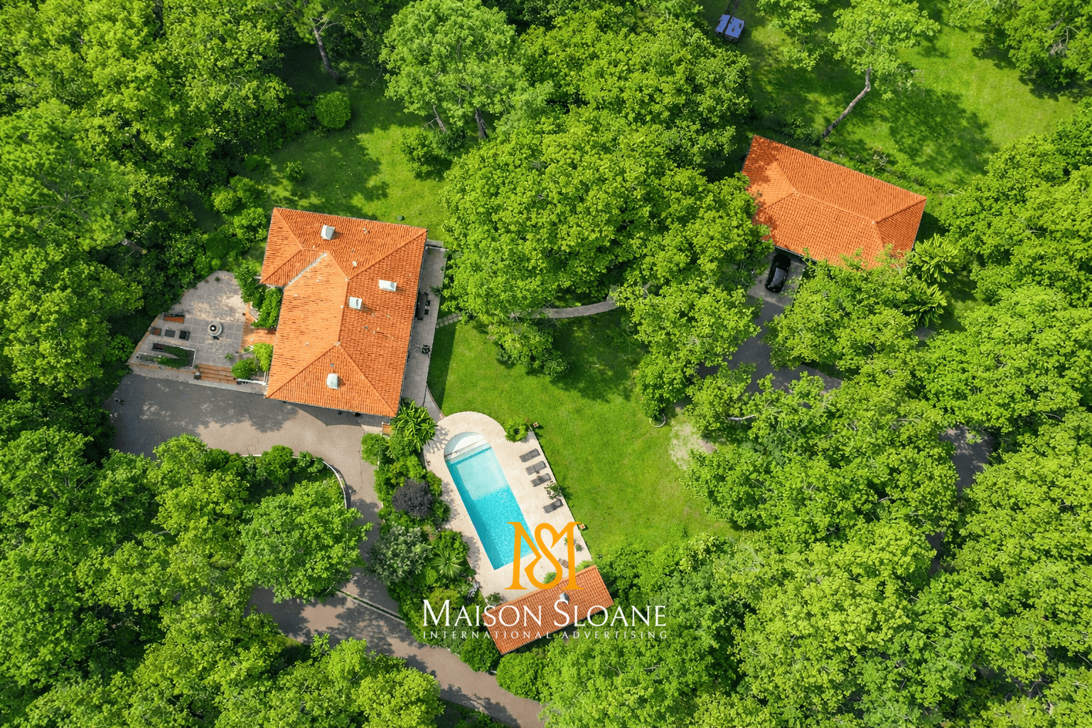 Domaine de style basque au coeur de la Forêt Royale